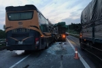 Xe khách đâm xe tải trên cao tốc Hà Nội - Lào Cai, nhiều người bị thương