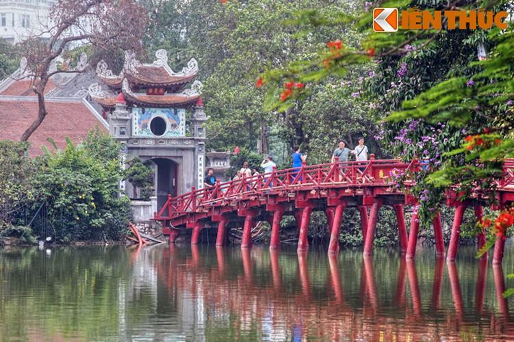 Ngược dòng lịch sử, năm 1865 dưới triều Tự Đức, Nguyễn Văn Siêu ((1799-1872, một đại danh sĩ của đất Bắc Hà) đã cho xây cầu nối bờ với đền Ngọc Sơn và đặt tên nó là Thê Húc, nghĩa là "giọt ánh sáng đậu lại" hay "Ngưng tụ hào quang".