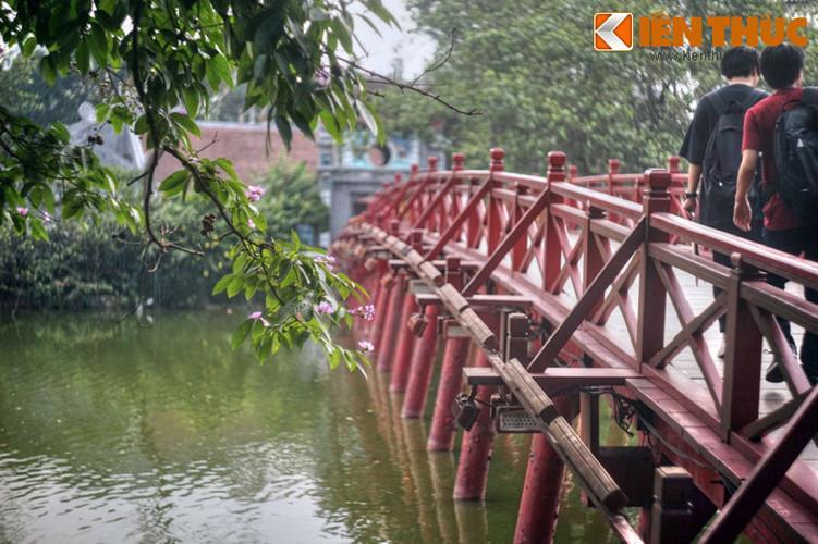 Cầu Thê Húc được xây lại lần hai theo thiết kế của kiến trúc sư Nguyễn Ngọc Diệm, kiến trúc sư Nguyễn Bá Lăng giám sát xây dựng. Để tăng độ bền, móng cầu được đúc bằng xi măng thay vì dùng cấu trúc gỗ.