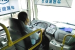 Tài xế xe buýt quỳ xin hành khách tha thứ và lý do gây tranh cãi phía sau