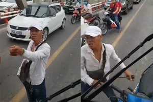 Hà Nội: Thanh niên chặn đầu xe bus giữa cầu Chương Dương, rút hung khí đe dọa bắt lái xe phải lùi để nhường đường