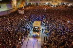 Người biểu tình Hong Kong tách đám, nhường đường cho xe cứu thương