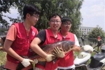 Sinh viên tốt nghiệp, nhà trường tổ chức đánh bắt hơn 750kg cá để làm tiệc chiêu đãi