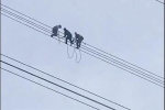 Hơn 50 người giải cứu nam thanh niên ngồi vắt vẻo trên dây điện cao thế ở Sơn La
