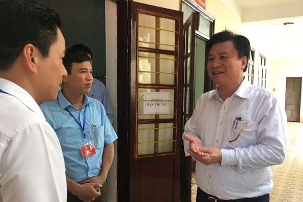 Thứ trưởng Nguyễn Hữu Độ kiểm tra khu vực chấm thi THPT quốc gia 2019 của Hà Giang. Ảnh: Nghiêm Huê