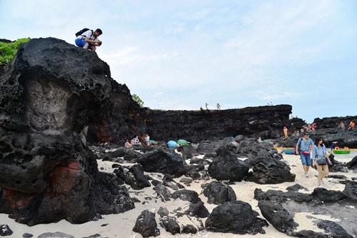 Những lớp trầm tích do quá trình hoạt động núi lửa tạo ra ở Lý Sơn.