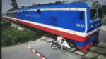 Nam Định: Người đàn ông lao qua đường sắt và pha đánh lái tránh tàu 