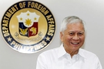 Cựu ngoại trưởng Philippines cứng rắn với TQ bị giữ khi đến Hong Kong