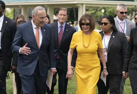 Lãnh đạo phe thiểu số Thượng viện Chuck Schumer (trái) và Chủ tịch Hạ viện Nancy Pelosi tới Điện Capitol ngày 20/6 để họp kín về căng thẳng với Iran. Ảnh: AP.