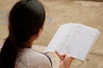 Nữ sinh thi THPT quốc gia bị nhầm tên, thầy cô phải nhờ đò chuyển gấp giấy khai sinh