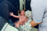 Khoảnh khắc bé trai cất tiếng khóc chào đời ngay trước cổng bệnh viện ở Sài Gòn khiến bác sĩ xúc động