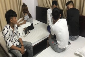 Một cô gái cùng 4 thanh niên thuê khách sạn rồi thác loạn ma túy