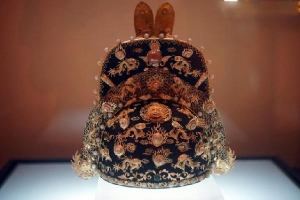 Soi chiếc mũ gắn 35 con rồng bằng vàng ròng của vua Nguyễn