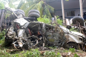 2 ô tô chạy cùng chiều rơi cầu Hàm Luông, thêm 2 người thiệt mạng