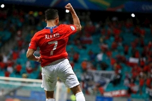 Sanchez đá quả luân lưu quyết định đưa Chile vào bán kết Copa America