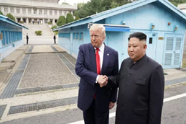 'Cái bắt tay lịch sử' của ông Trump và ông Kim tại DMZ