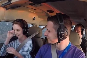 Chàng phi công giả vờ máy bay gặp sự cố khẩn cấp để cầu hôn bạn gái