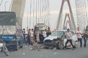 Hà Nội: Cầu Nhật Tân ùn tắc nghiêm trọng do xe ô tô con đâm vào đuôi xe tải