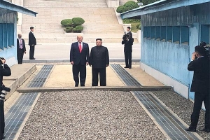 Nhìn lại 20 bước chân 'lịch sử' của ông Trump bước vào lãnh thổ Triều Tiên