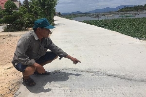 Thừa Thiên-Huế:
Đường đê 44 tỉ đồng chưa thi công xong đã đầy vết nứt gãy