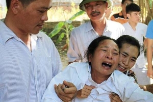Vụ tàu cá Nghệ An bị chìm: Đau đớn biết con mất tích, cha lao xuống biển cứu và tử vong