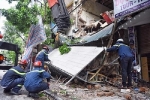 Mặt tiền ngôi nhà hai tầng ở phố Hàng Bông bị đổ sập