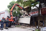Hiện trường vụ sập nhà 2 tầng ở phố Hàng Bông