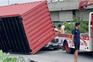 Container lật đè ô tô con, tài xế may mắn thoát nạn