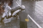 Bốn phụ nữ truy đuổi tên trộm xe SH trong 3 giây ở Hà Nội