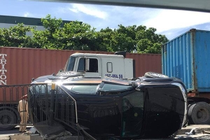 Ôtô lật nghiêng sau va chạm với container, nữ tài xế cùng con nhỏ may mắn thoát chết