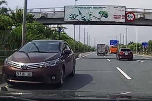 Xe Toyota Altis phóng ngược chiều 'đối đầu' nhiều ôtô ở làn tốc độ 90 km/h tại Hà Nội