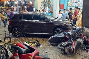 Mercedes tông hàng loạt xe máy ở Sài Gòn