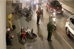Hà Nội: 2 xe máy đâm nhau trong hầm Kim Liên, người đàn ông bị thương nặng