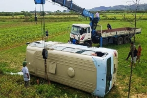 Nghệ An: Xe chở công nhân lật xuống ruộng, hàng chục người bị thương
