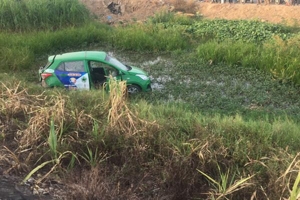 Taxi Mai Linh bị tàu hỏa tông văng xuống ruộng, 2 người thiệt mạng