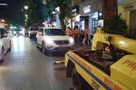 Cảnh sát 'giải cứu' người đàn ông dừng ôtô ngay sát trung tâm thương mại Tràng Tiền để… ngủ