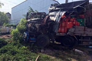 Ôtô tải vỡ nát sau va chạm với xe đầu kéo, tài xế may mắn thoát chết
