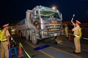 Hà Nội: Xe tải vi phạm tải trọng, tài xế cố thủ trên xe gọi 'cứu viện'