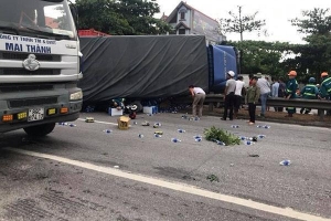 Đứng xem tai nạn, 6 người bị xe tải lật đè tử vong trên quốc lộ 5