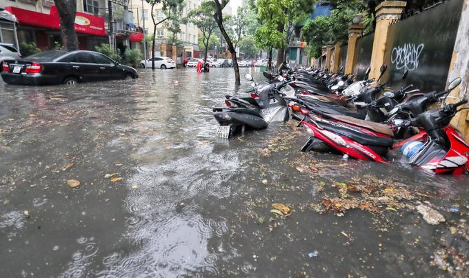 Nhiều tuyến phố Hà Nội ngập sâu trong mưa lớn