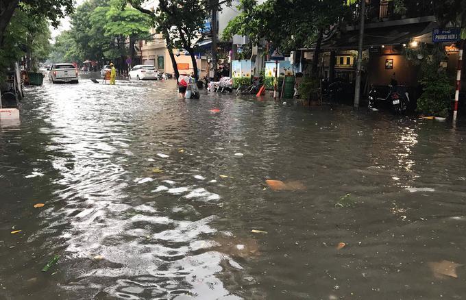 Nhiều tuyến phố Hà Nội ngập sâu trong mưa lớn