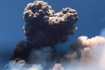 Núi lửa phun trào tạo ra những đám mây bụi như địa ngục