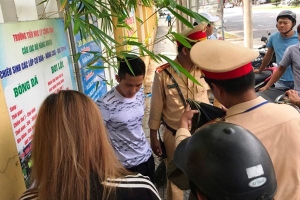 Bị dừng xe, thanh niên chở bạn gái rồ ga tông thượng úy ở Đà Nẵng