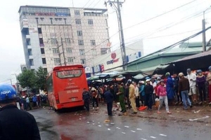 Xe khách lao vào chợ ven đường, ít nhất 3 người chết