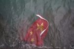 Người biểu tình Hong Kong giật quốc kỳ ném xuống biển: Báo đảng TQ 'sôi gan', buông 1 câu rợn người
