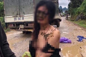 Xôn xao hình ảnh cô gái trẻ bị đánh ghen, lột quần áo và ném chất thải khắp người ngay giữa đường