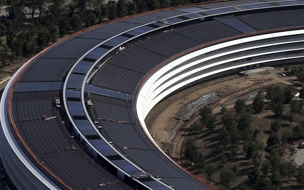 Trụ sở phi thuyền của Apple nằm trên gần 700 tấm thép không gỉ khổng lồ nhằm bảo vệ công trình khỏi các thảm họa tự nhiên như động đất. (Ảnh: Justin Sullivan/Getty Images).