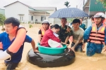 Cảnh sát Lâm Đồng đu dây giải cứu người mắc kẹt trong lũ