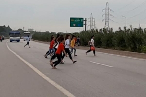 Công nhân ùn ùn chạy qua cao tốc Hà Nội - Bắc Giang