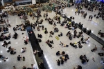 Sân bay Hong Kong thất thủ, chủ homestay Việt bị ế phòng